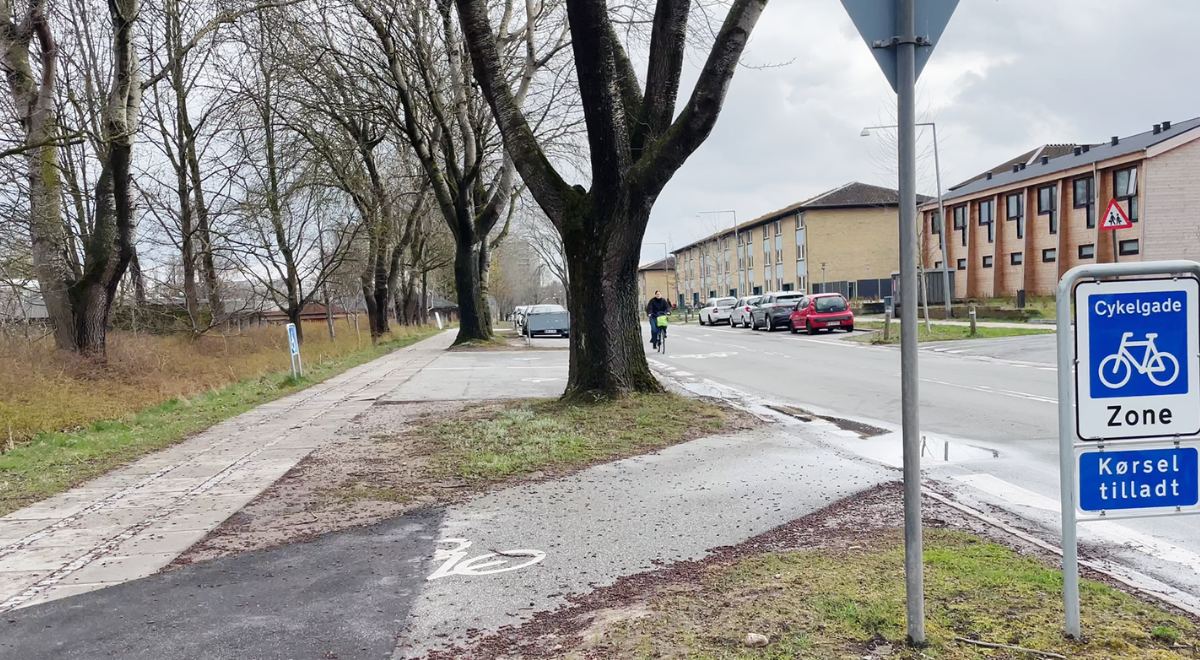 Hjørnet af Stæremodegårdsvej og Rødegårdsvej - du skal følge Rødegårdsvej herfra ca. 200 m og der dreje ind til venstre.
