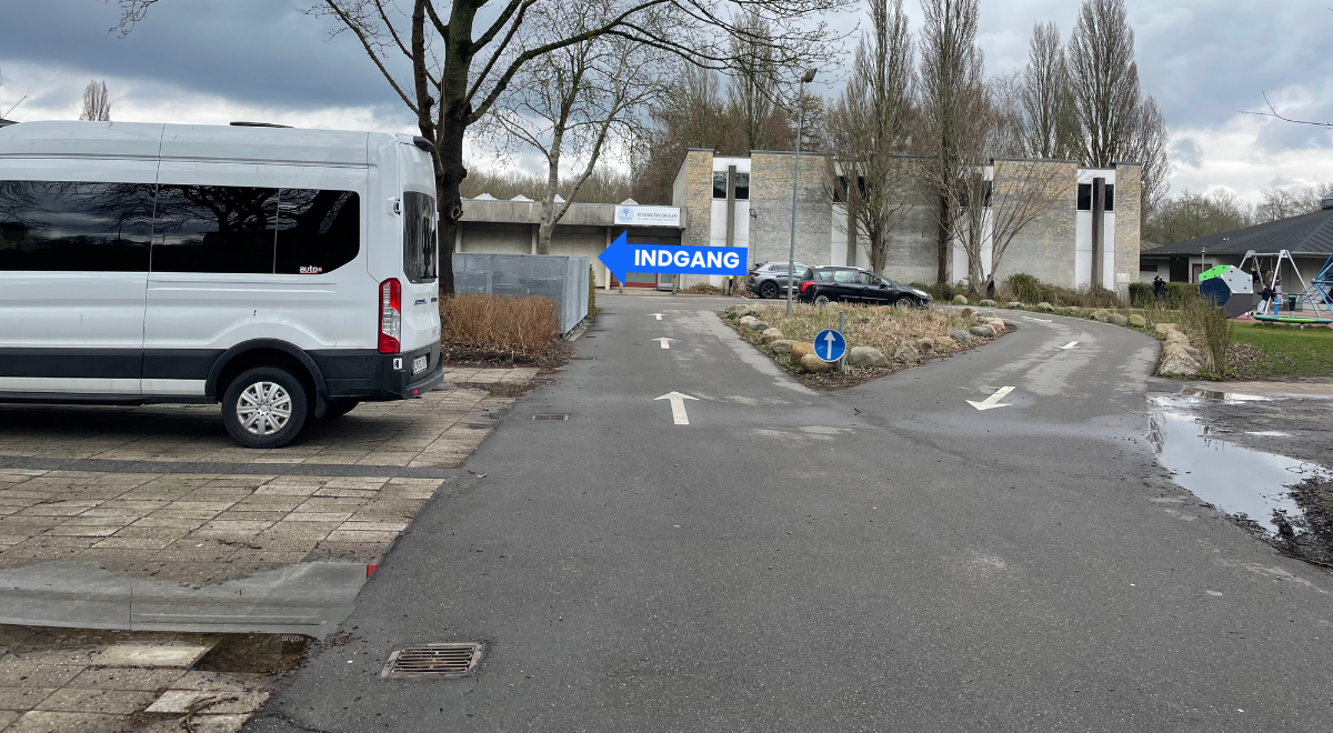 Drej ind fra Rødegårdsvej her til parkeringsplads