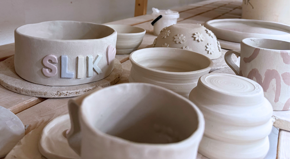 Vi har god plads på tørrereolerne og du kan opbevarer dit indkøbte ler i værkstedet