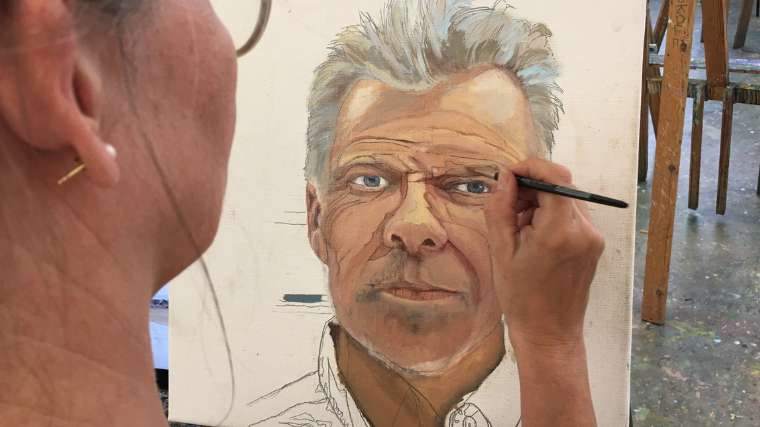 Dame maler mand på hvid baggrund