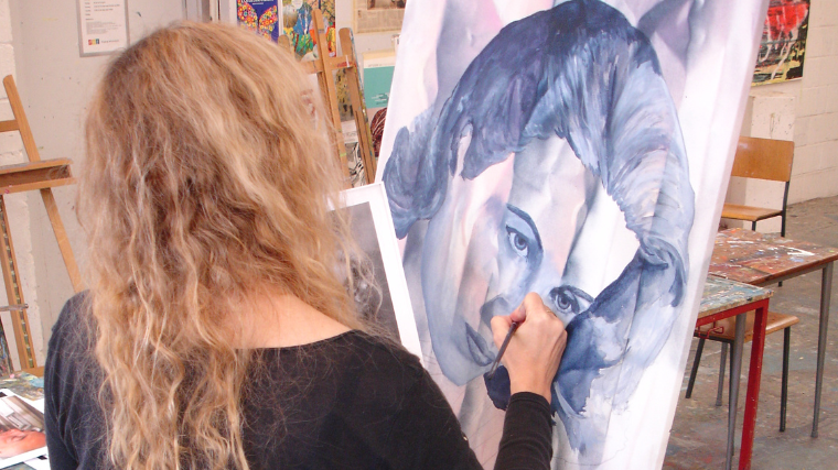 Blåt portræt på staffeli