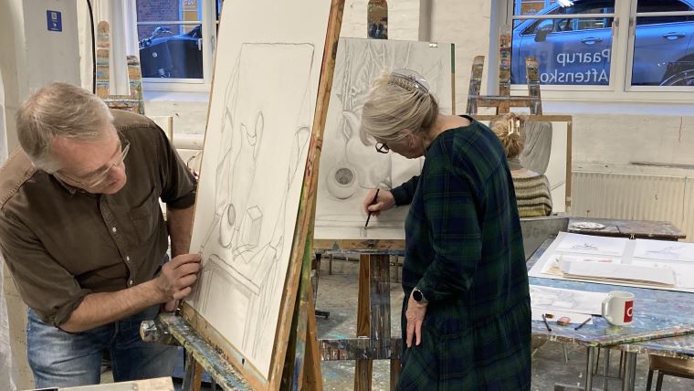 Tegning - to deltagere tegner ved staffeli