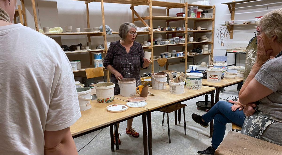 Underviser Elly Pedersen rådgiver om form og farver